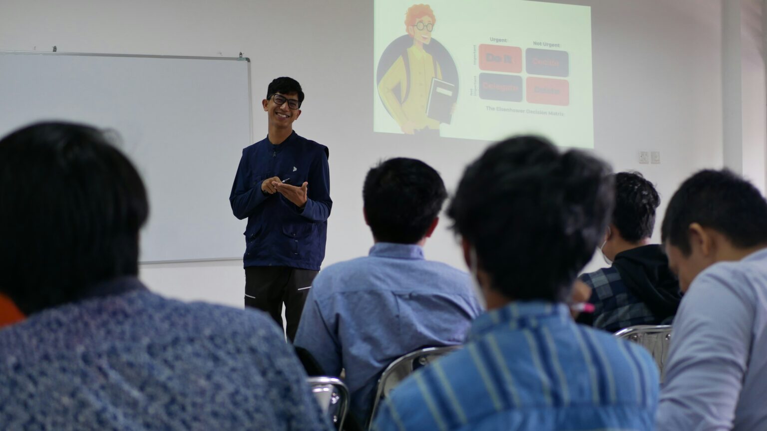 sedang persentasi menunjukan PPT