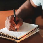 seseorang sedang menulis CV