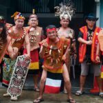 Sekelompok orang Indonesia dengan pakaian adat berbeda (simbol keberagaman)